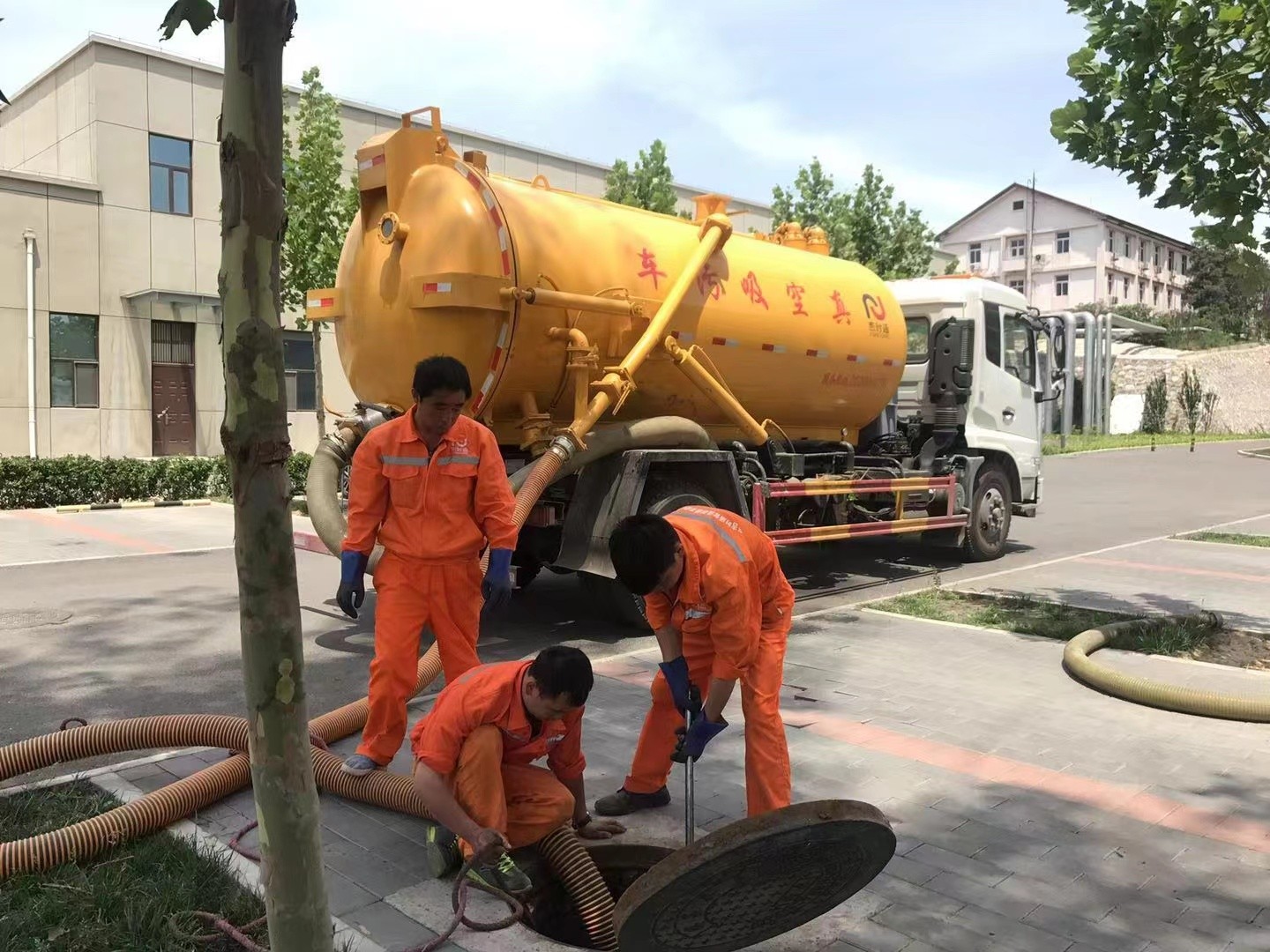 泸县管道疏通车停在窨井附近