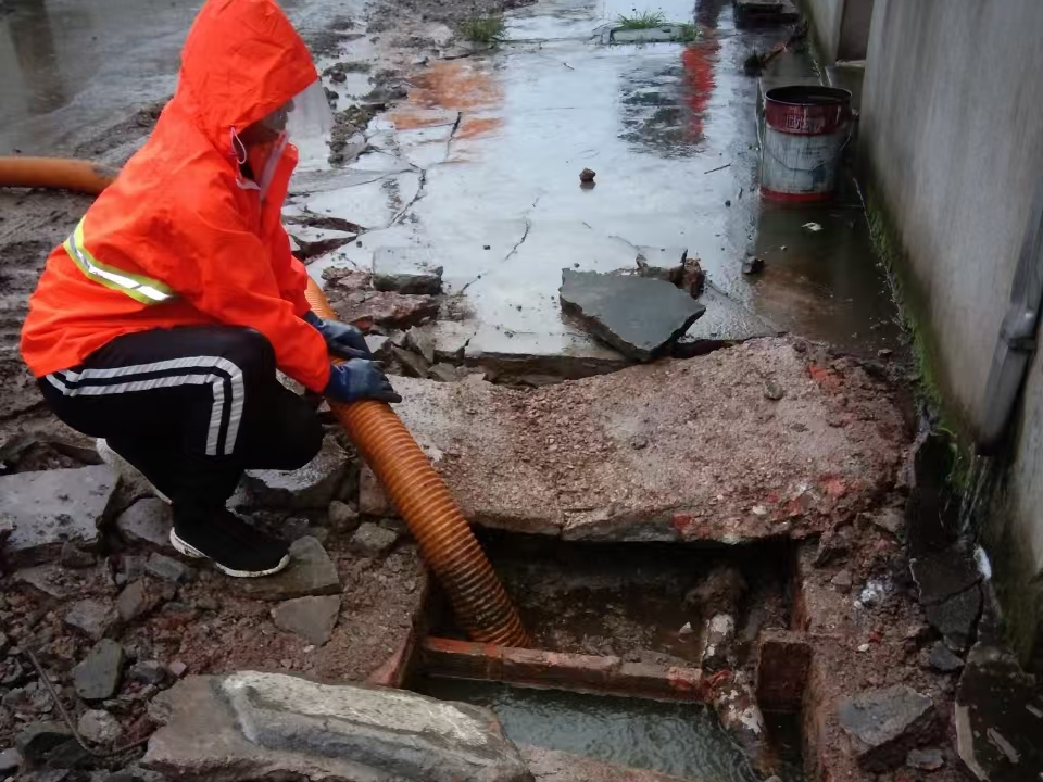 泸县专业清理污水池 炜誉市政以规范流程守护城市 “肠道”