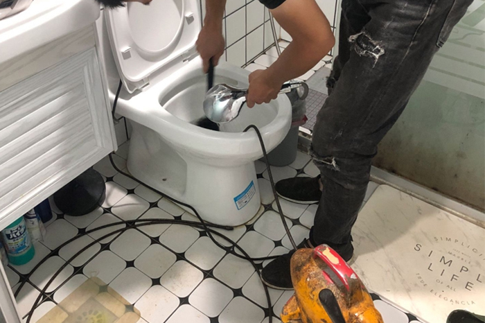 泸县马桶堵塞自己疏通还是找师傅？专业上门服务让你省时更省心